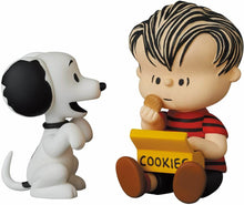 Load image into Gallery viewer, Medicom Toy UDF Peanuts Series 12 - 50s Snoopy and Linus
